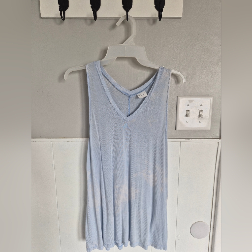 Tresics Pale Blue V-Neck Sleeveless Tank Light Weight Size Large  Sky